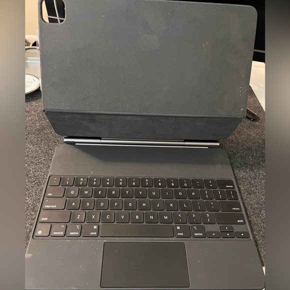 Apple Magic Keyboard for the iPad Pro 12.9 inch (6th generation) - Picture 2 of 4